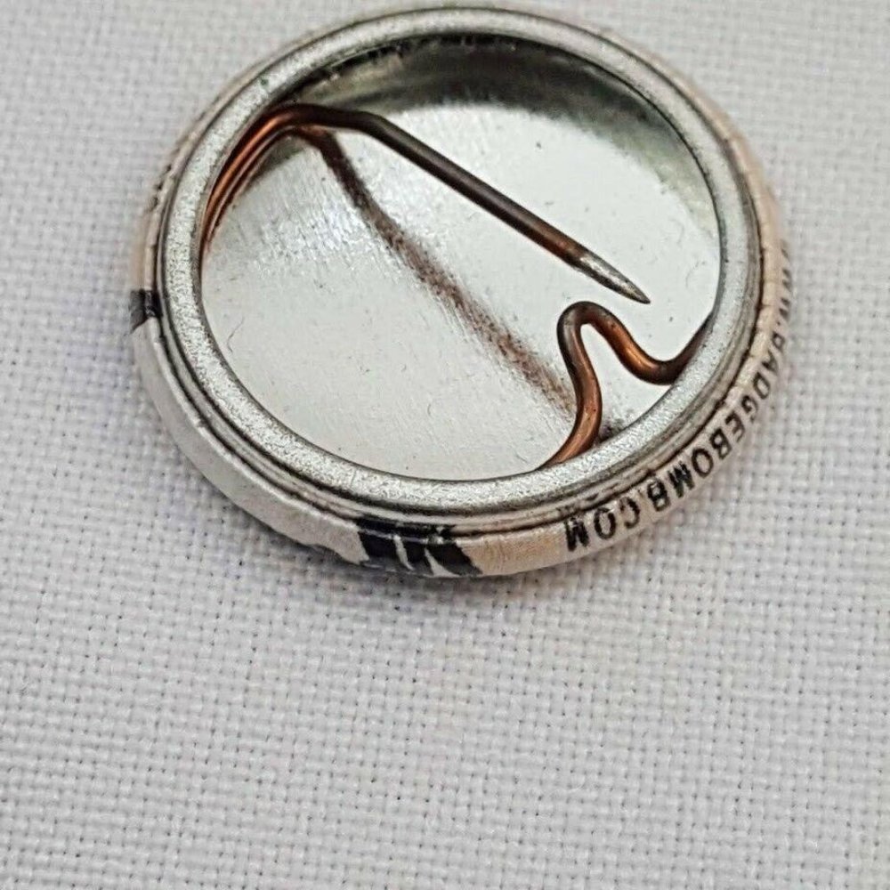Badgebomb 2010 Susie Ghahremani Art Button Pin Bird Finch Sparrow BoyGirlParty - Picture 7 of 7